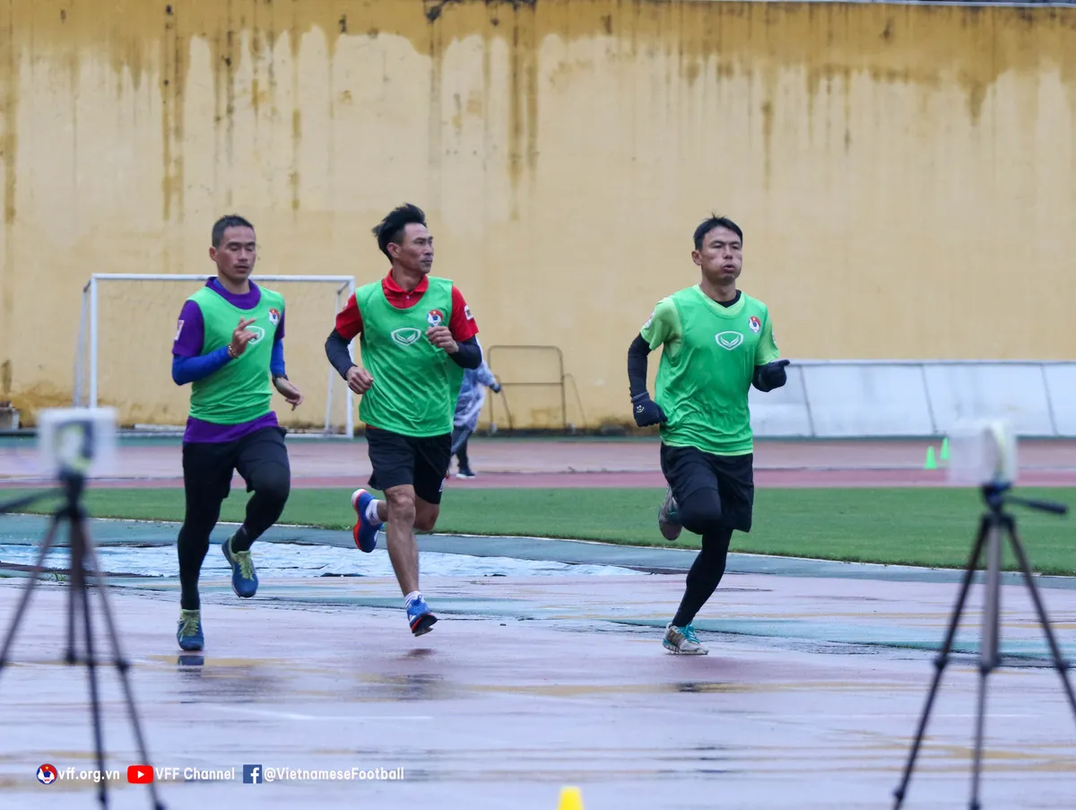 Trọng tài V.League nỗ lực chinh phục bài test thể lực trong thời tiết mưa lạnh - Ảnh 4. Trọng tài V.League nỗ lực chinh phục bài test thể lực trong thời tiết mưa lạnh - Ảnh 4.