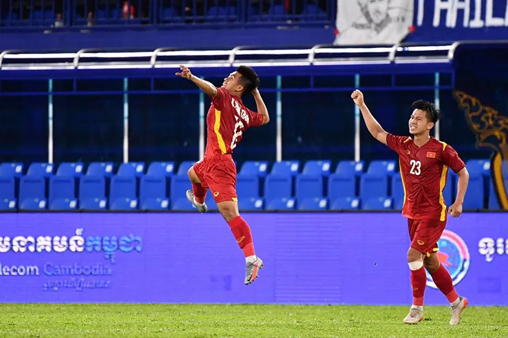 Trung Thành: Tôi học cách đá phạt của Quang Hải - Ảnh 1. Trung Thành: Tôi học cách đá phạt của Quang Hải - Ảnh 1.