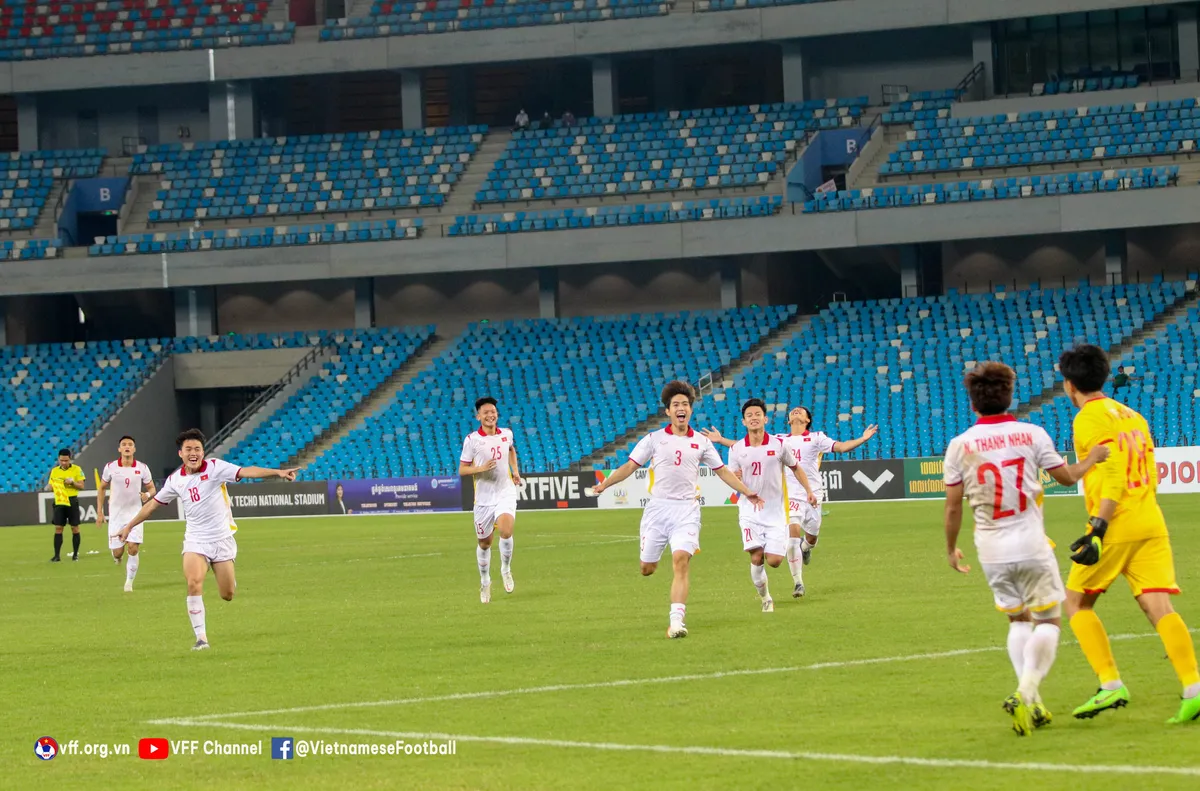 U23 Việt Nam vào chung kết giải U23 Đông Nam Á 2022 sau 120 phút quả cảm - Ảnh 4. U23 Việt Nam vào chung kết giải U23 Đông Nam Á 2022 sau 120 phút quả cảm - Ảnh 4.