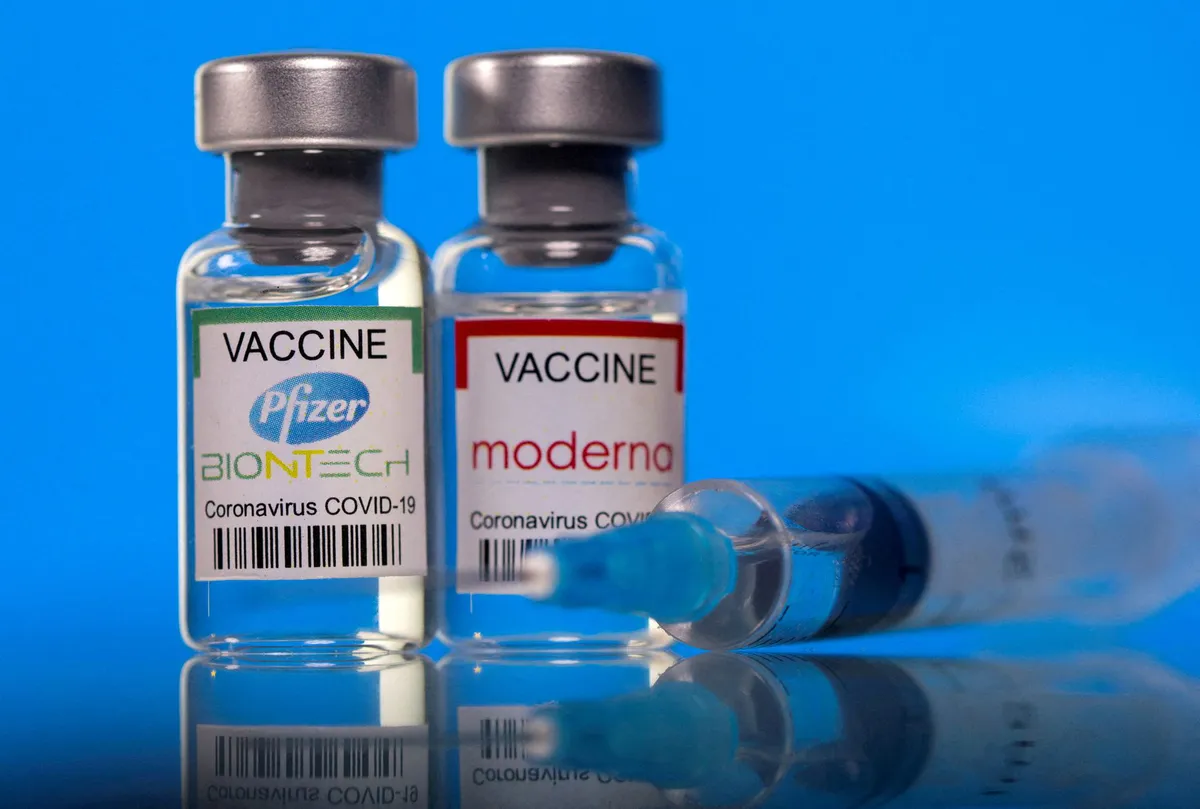 Thời gian giữa hai mũi cơ bản với vaccine Pfizer và Moderna có thể kéo dài đến 8 tuần - Ảnh 1.