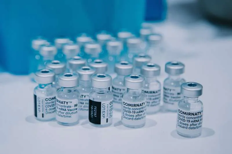 EU cấp phép vaccine Pfizer làm mũi tăng cường cho thanh thiếu niên, vaccine Moderna cho nhóm tuổi 6-11 - Ảnh 1.