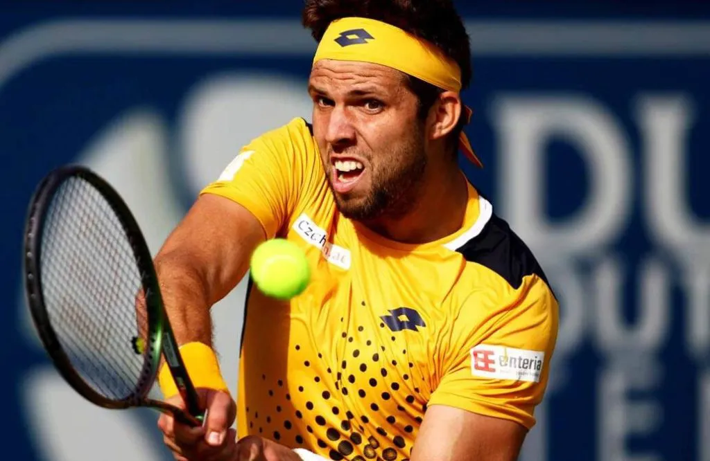 Thua sốc Jiri Vesely, Novak Djokovic mất vị trí số một thế giới - Ảnh 1.