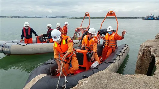 Người dân Hội An chia sẻ với các gia đình nạn nhân trong vụ chìm ca nô ở biển Cửa Đại - Ảnh 4.