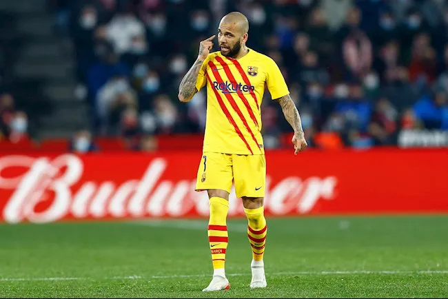 Dani Alves không có tên trong danh sách dự Europa League của Barca - Ảnh 2. Dani Alves không có tên trong danh sách dự Europa League của Barca - Ảnh 2.