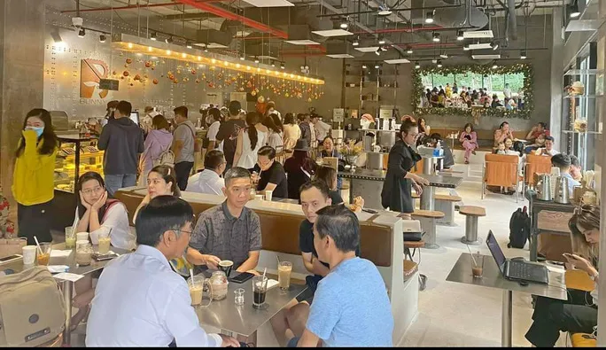 Hàng quán phục vụ xuyên Tết giữ nguyên giá, không phụ thu - Ảnh 1.