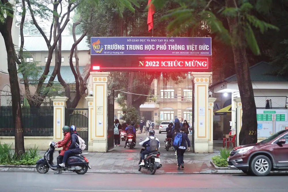 Hà Nội: Học sinh khối 12 hân hoan tới trường sau kỳ nghỉ Tết - Ảnh 1.