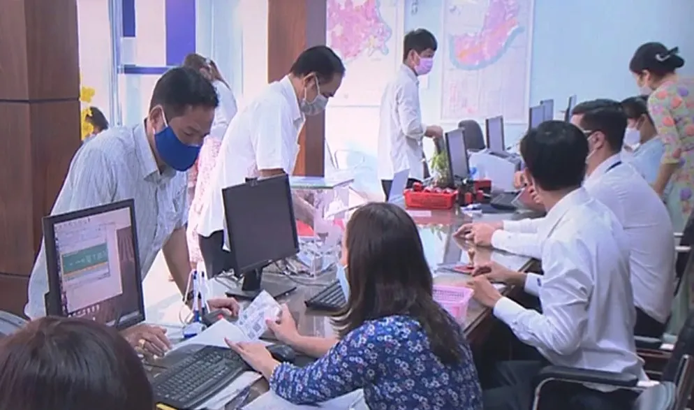 Công sở nghiêm túc hoạt động trở lại sau Tết - Ảnh 1.