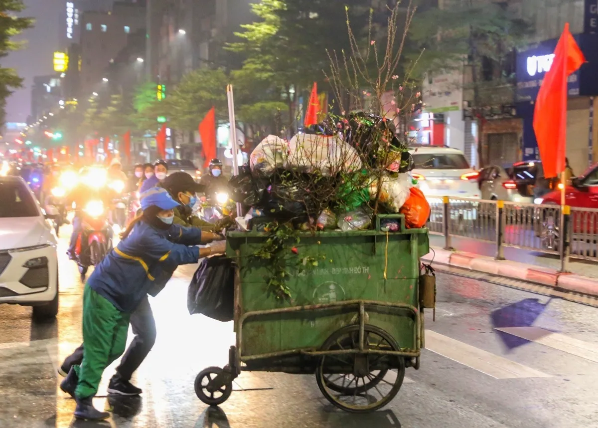 Hà Nội nhộn nhịp trở lại sau kỳ nghỉ Tết - Ảnh 6.