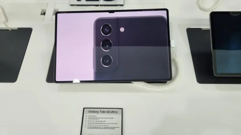 Galaxy S22 chưa ra mắt, cửa hàng đã treo ảnh quảng cáo làm lộ thiết kế - Ảnh 3. Galaxy S22 chưa ra mắt, cửa hàng đã treo ảnh quảng cáo làm lộ thiết kế - Ảnh 3.