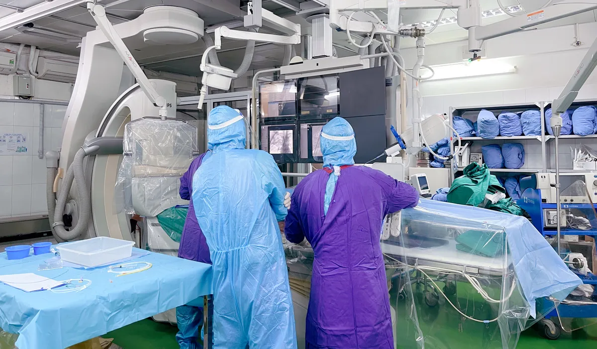 Cứu sống bệnh nhân ho ra máu ồ ạt trên nền lao phổi, nhiễm COVID-19 - Ảnh 2. Cứu sống bệnh nhân ho ra máu ồ ạt trên nền lao phổi, nhiễm COVID-19 - Ảnh 2.