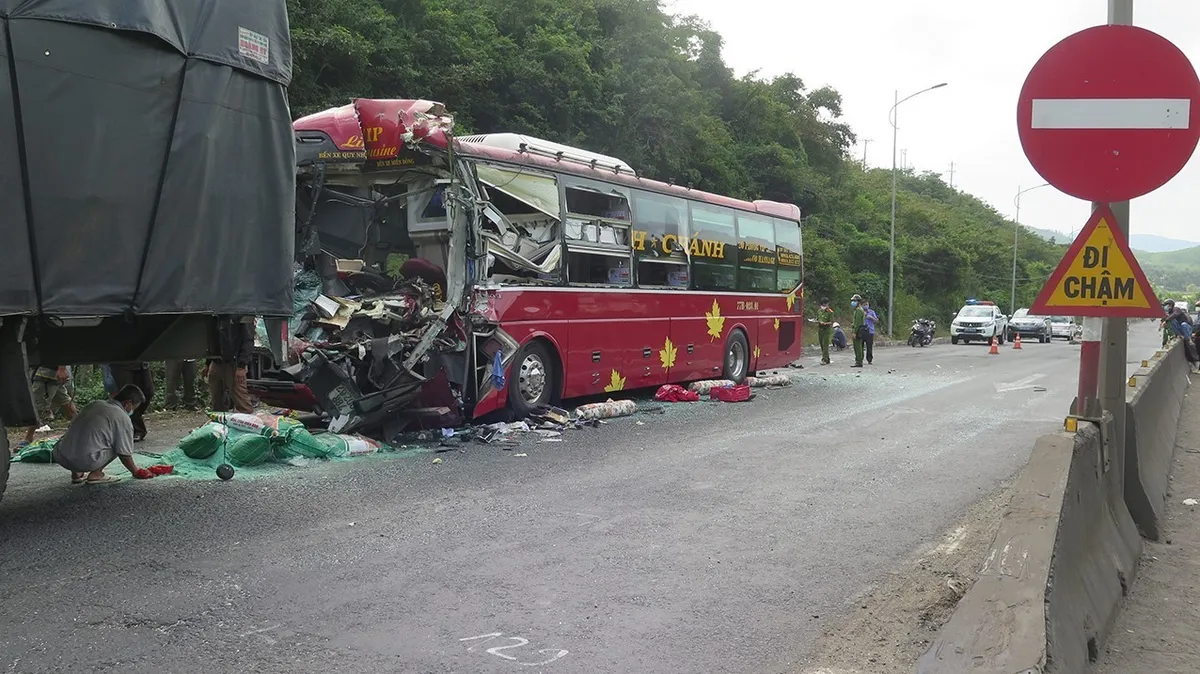 &Ocirc; t&ocirc; kh&aacute;ch va chạm xe đầu k&eacute;o, 11 người thương vong - Ảnh 1.