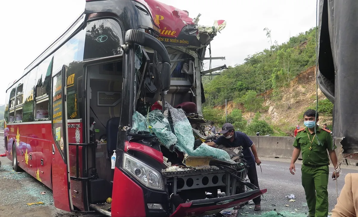 &Ocirc; t&ocirc; kh&aacute;ch va chạm xe đầu k&eacute;o, 11 người thương vong - Ảnh 2.