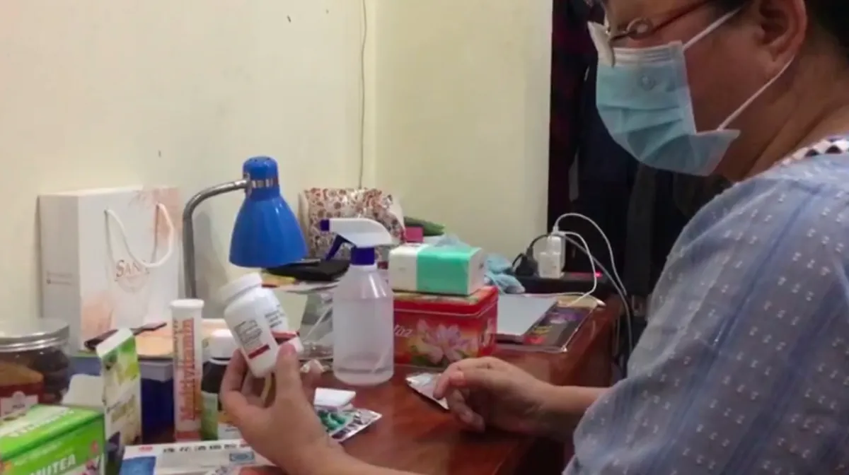 Nhiều người bỏ tiền triệu mua thuốc điều trị COVID-19 trên mạng, chuyên gia khuyến cáo lợi bất cập hại - Ảnh 1. Nhiều người bỏ tiền triệu mua thuốc điều trị COVID-19 trên mạng, chuyên gia khuyến cáo lợi bất cập hại - Ảnh 1.