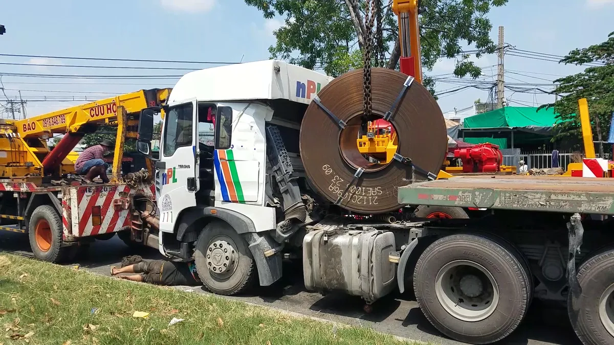 Xe đầu k&eacute;o chở cuộn sắt đứt d&acirc;y x&iacute;ch đ&egrave; bẹp cabin - Ảnh 2.