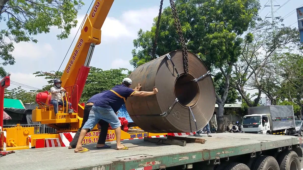 Xe đầu k&eacute;o chở cuộn sắt đứt d&acirc;y x&iacute;ch đ&egrave; bẹp cabin - Ảnh 3.