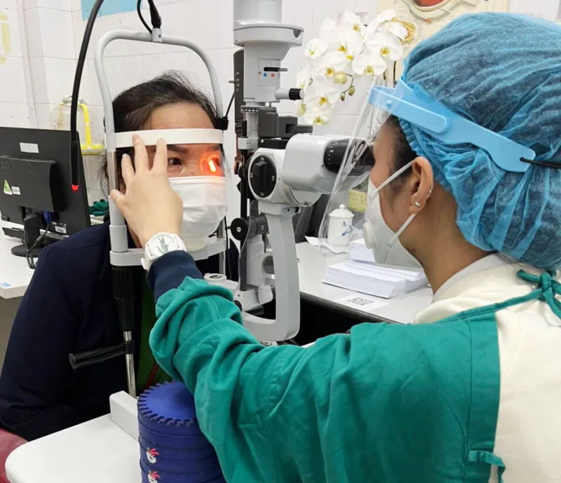 Cẩn trọng với những di chứng liên quan đến mắt hậu COVID-19 - Ảnh 1.