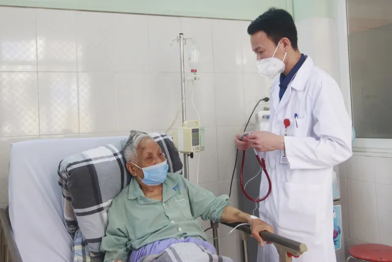 Cứu sống cụ ông 95 tuổi mắc COVID-19 nguy kịch - Ảnh 1. Cứu sống cụ ông 95 tuổi mắc COVID-19 nguy kịch - Ảnh 1.