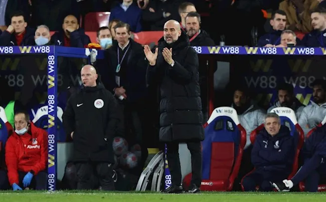 HLV Pep Guardiola đổ lỗi cho mặt cỏ khiến Man City bị Palace cầm hòa - Ảnh 1. HLV Pep Guardiola đổ lỗi cho mặt cỏ khiến Man City bị Palace cầm hòa - Ảnh 1.