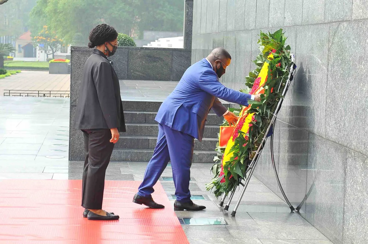 Tổng thống Sierra Leone v&agrave;o Lăng viếng Chủ tịch Hồ Ch&iacute; Minh - Ảnh 2.