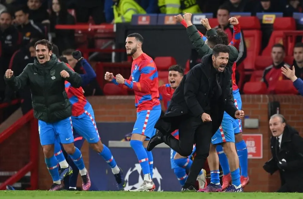 CĐV Manchester United ném mưa vật thể lạ vào HLV Simeone - Ảnh 1. CĐV Manchester United ném mưa vật thể lạ vào HLV Simeone - Ảnh 1.