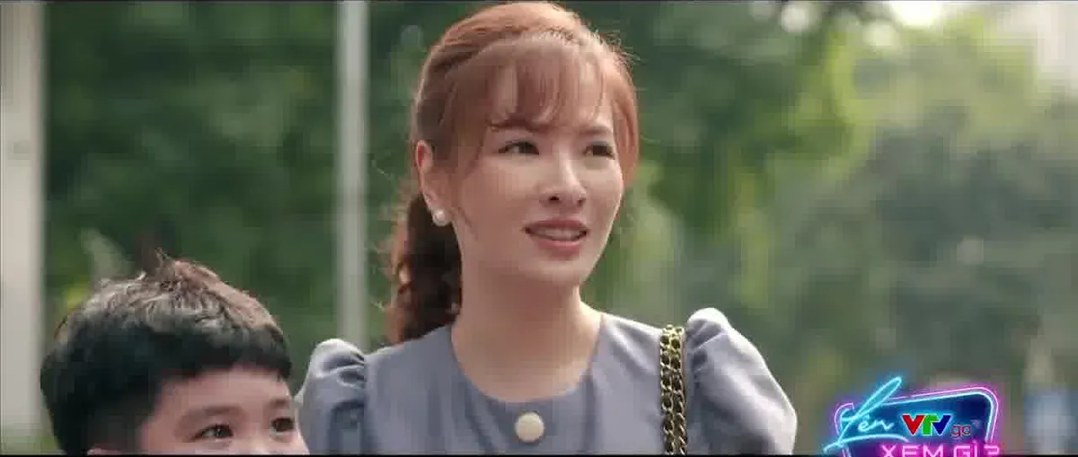 Anh c&oacute; phải đ&agrave;n &ocirc;ng kh&ocirc;ng? - Tập 17: Thấy t&igrave;nh cũ đ&oacute;n con một m&igrave;nh, Duy Anh hỏi ngay chồng đ&acirc;u - Ảnh 1.