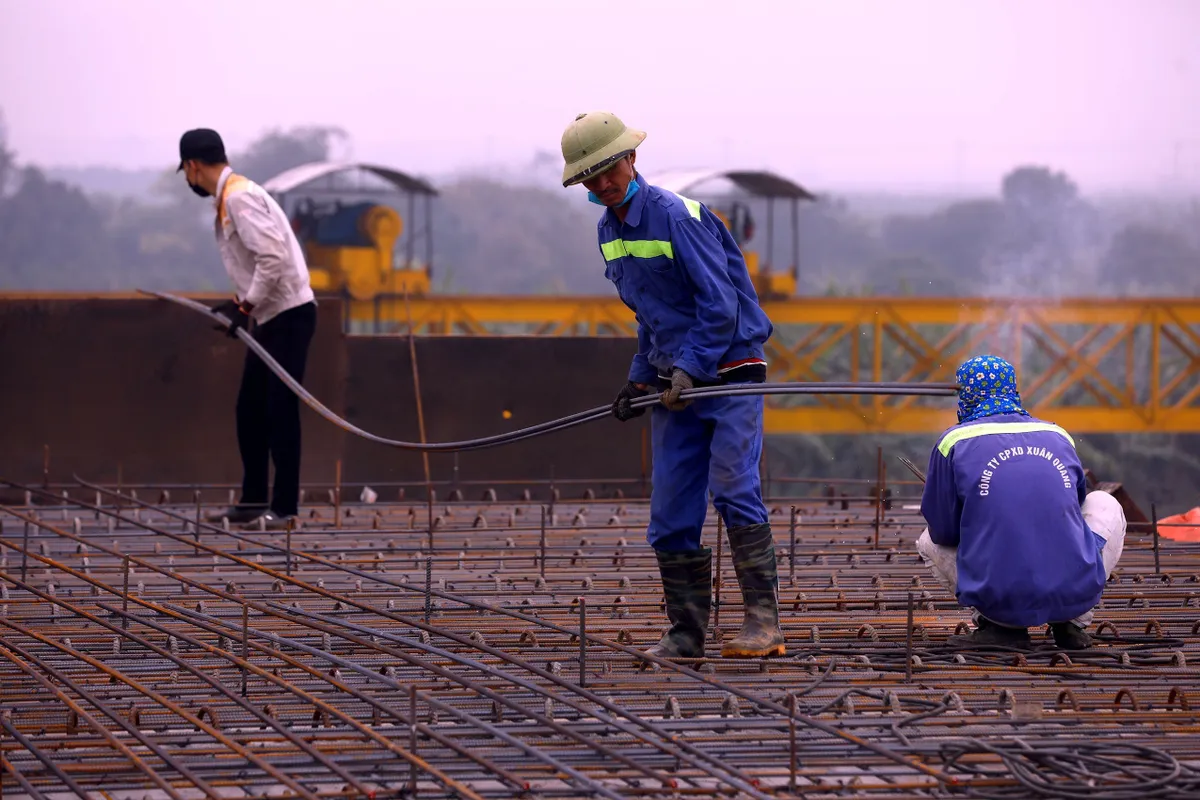 Nhà thầu trong cơn “bão giá” vật liệu - Ảnh 1.