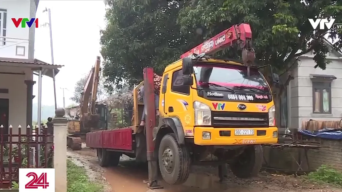 Ngang nhiên khai thác đá quý dưới lòng hồ thủy điện Thác Bà - Ảnh 2.