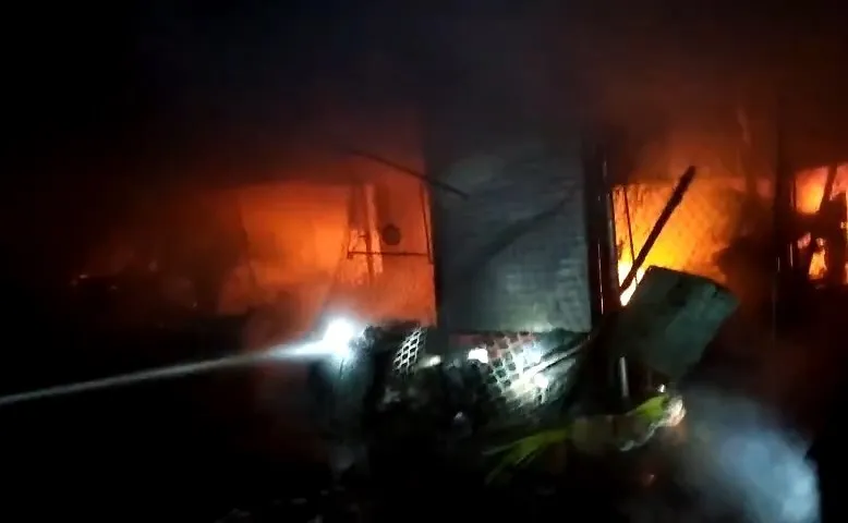 Hỏa hoạn trong đ&ecirc;m thi&ecirc;u rụi 64 ki ốt tại chợ, thiệt hại h&agrave;ng chục tỷ đồng - Ảnh 1.