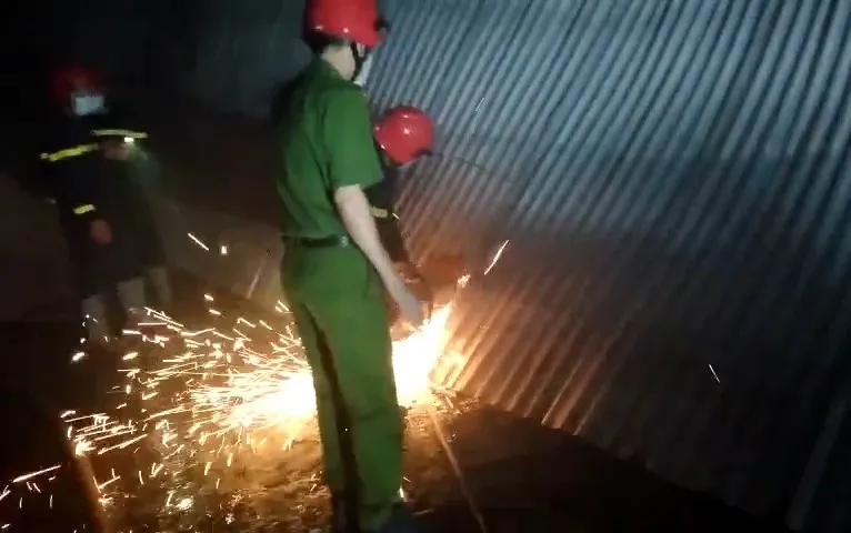 Hỏa hoạn trong đ&ecirc;m thi&ecirc;u rụi 64 ki ốt tại chợ, thiệt hại h&agrave;ng chục tỷ đồng - Ảnh 3.