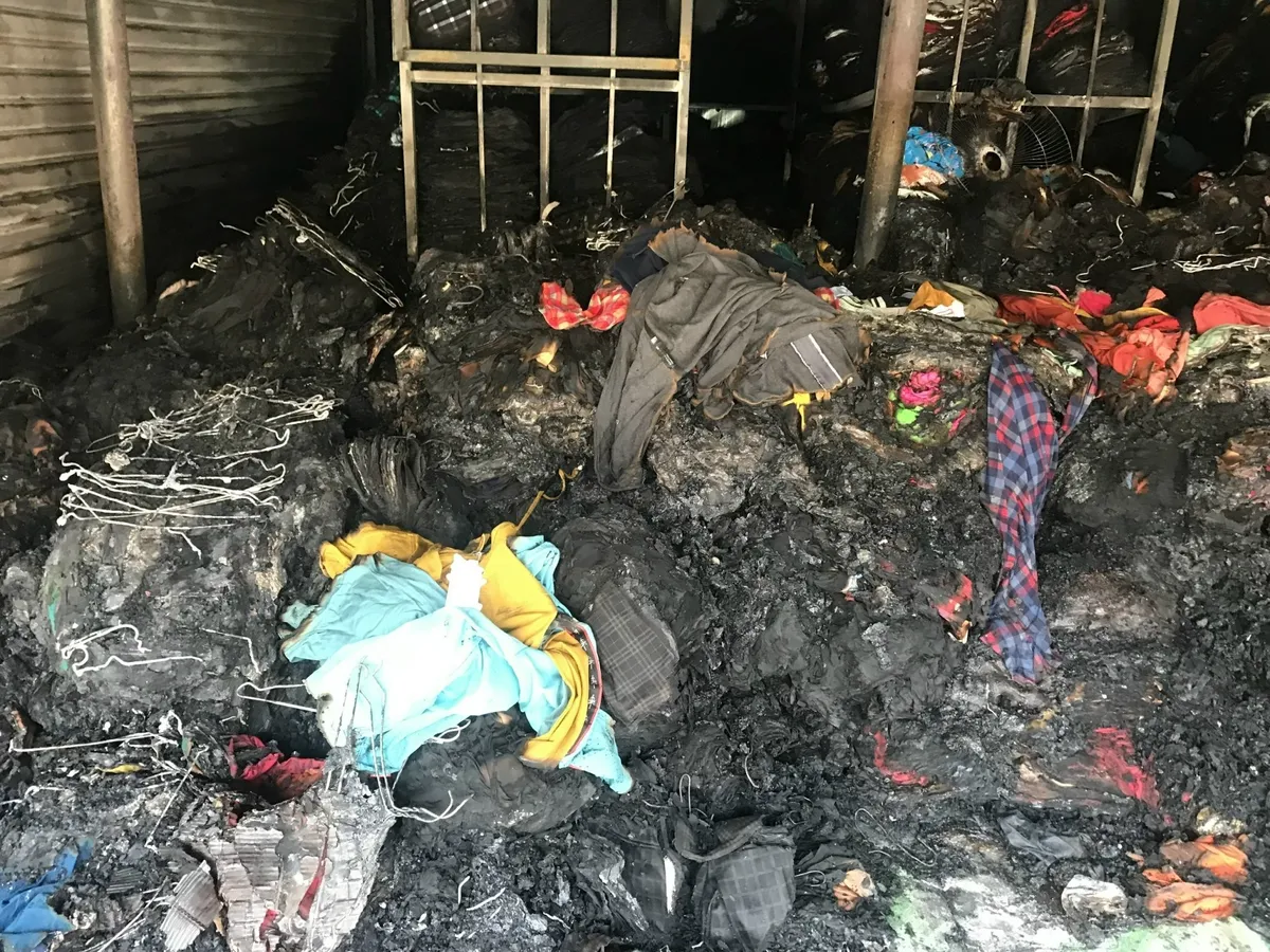 Hỏa hoạn trong đ&ecirc;m thi&ecirc;u rụi 64 ki ốt tại chợ, thiệt hại h&agrave;ng chục tỷ đồng - Ảnh 5.