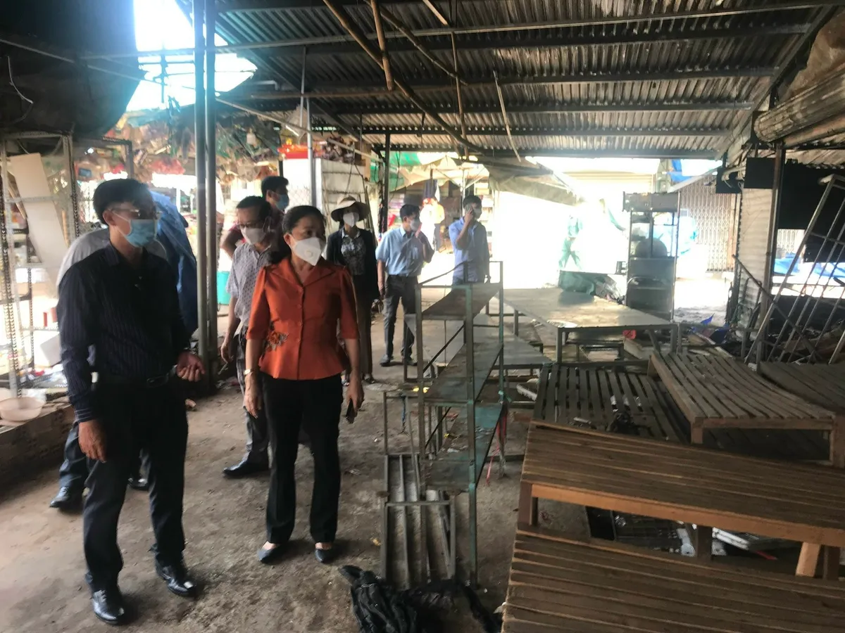 Hỏa hoạn trong đ&ecirc;m thi&ecirc;u rụi 64 ki ốt tại chợ, thiệt hại h&agrave;ng chục tỷ đồng - Ảnh 4.