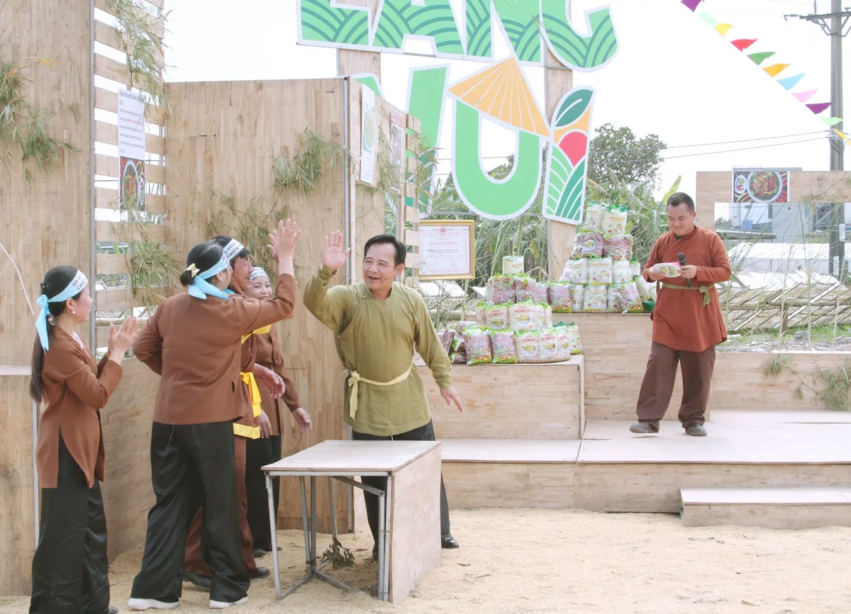 Diễn viên Quang Tèo và Trà My trổ tài làm bánh đa tại sân chơi Làng vui - Ảnh 1.