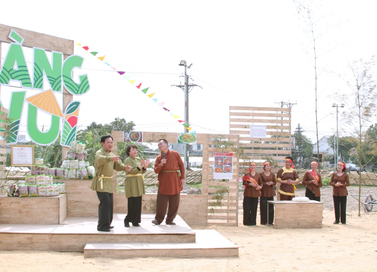 Diễn viên Quang Tèo và Trà My trổ tài làm bánh đa tại sân chơi Làng vui - Ảnh 2.