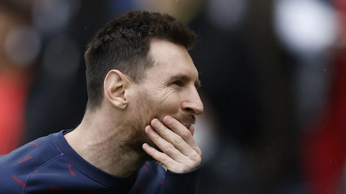 Dani Alves: Messi đang kh&ocirc;ng hạnh ph&uacute;c ở PSG, anh ấy kh&ocirc;ng thuộc về nơi đ&oacute; - Ảnh 1.