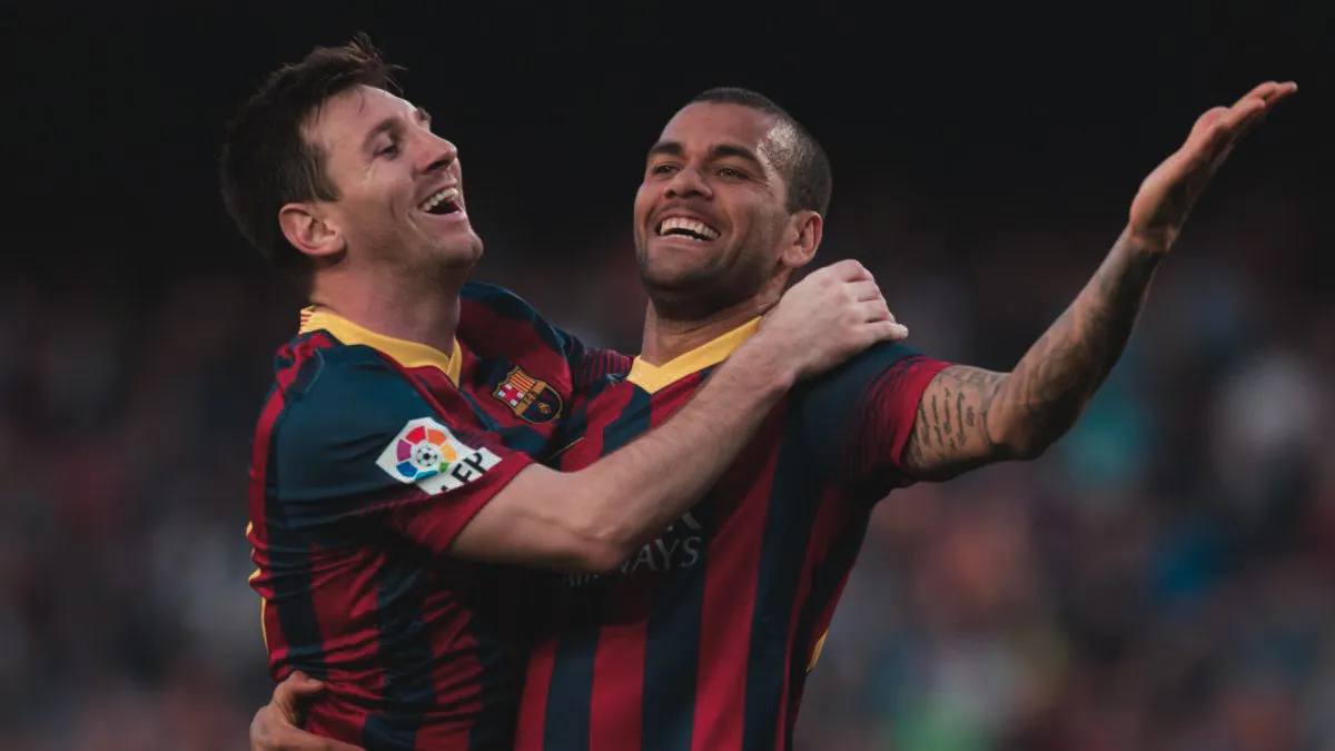 Dani Alves: Messi đang kh&ocirc;ng hạnh ph&uacute;c ở PSG, anh ấy kh&ocirc;ng thuộc về nơi đ&oacute; - Ảnh 2.