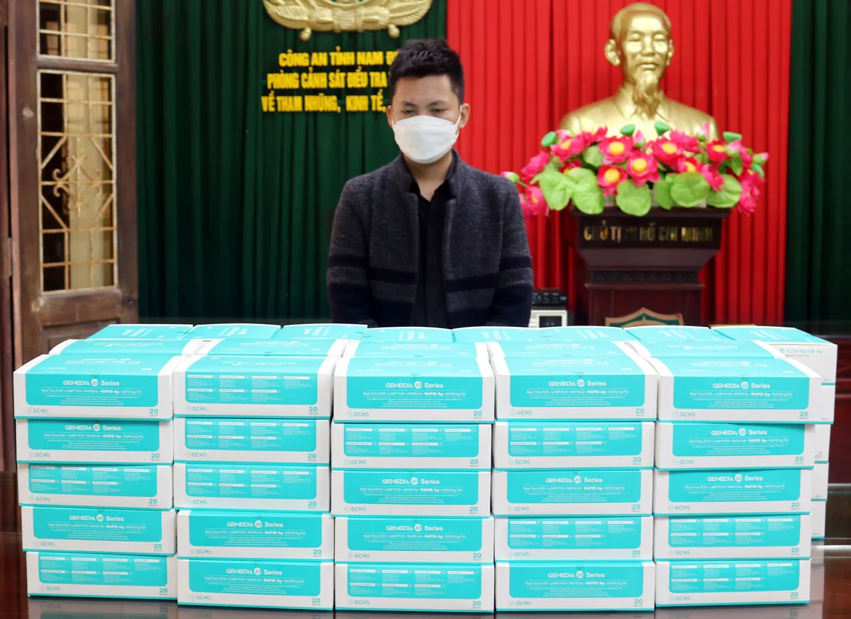 Bắt vụ vận chuyển 50.000 bộ kit xét nghiệm COVID-19 không rõ nguồn gốc - Ảnh 1.