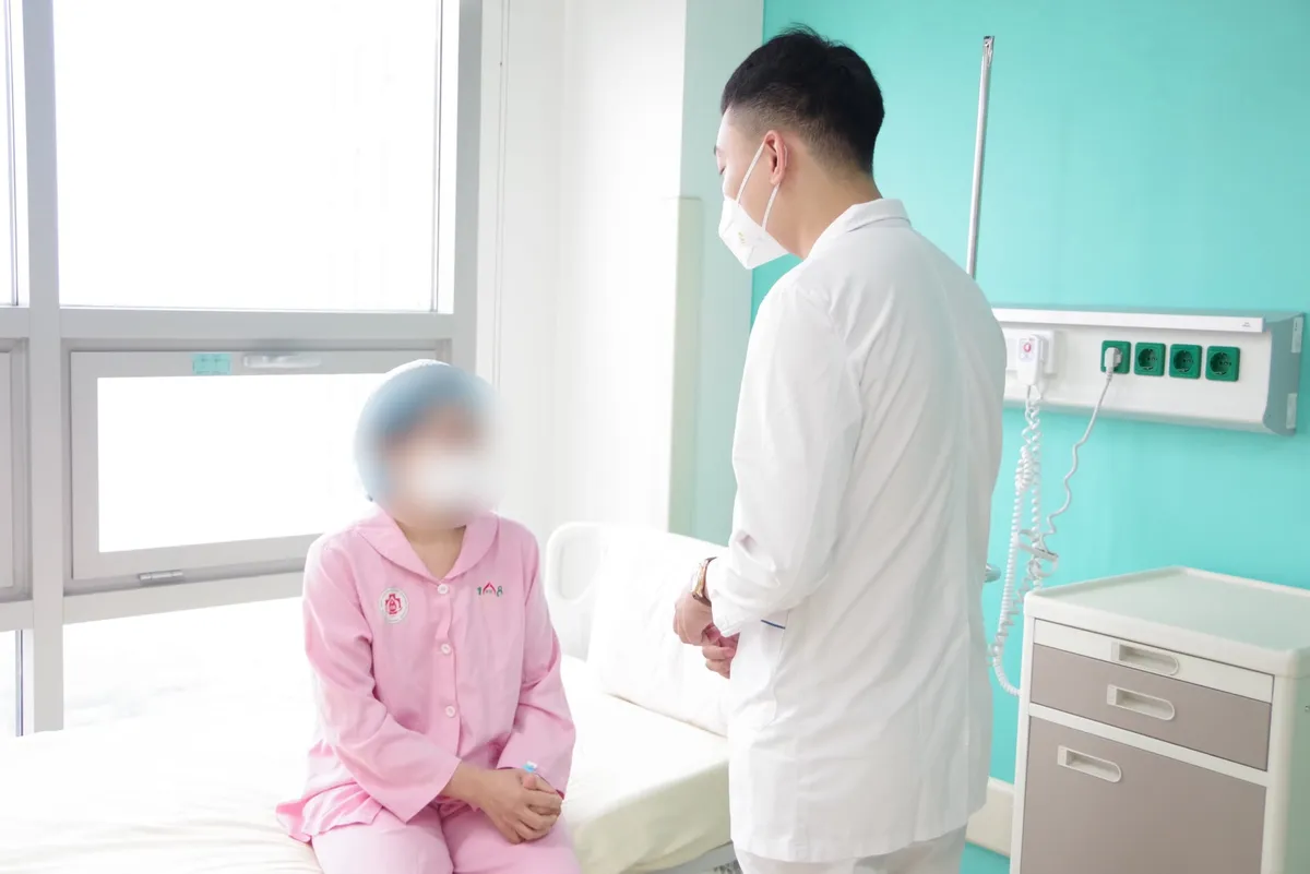 Ghép gan thành công cho bé 5 tuổi từ người cho sống - Ảnh 1.