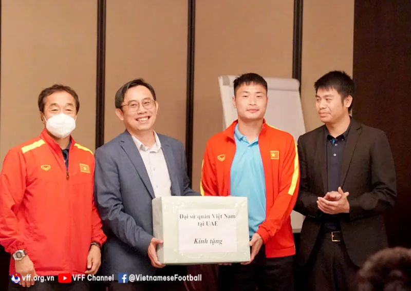 Đại sứ quán Việt Nam tại U.A.E thăm và tặng quà động viên ĐT U23 Việt Nam - Ảnh 2. Đại sứ quán Việt Nam tại U.A.E thăm và tặng quà động viên ĐT U23 Việt Nam - Ảnh 2.