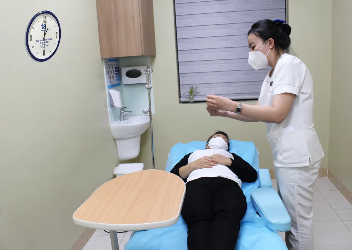 Bắt đầu tiêm kháng thể đơn dòng Evusheld dự phòng COVID-19 cho người nguy cơ cao - Ảnh 3. Bắt đầu tiêm kháng thể đơn dòng Evusheld dự phòng COVID-19 cho người nguy cơ cao - Ảnh 3.
