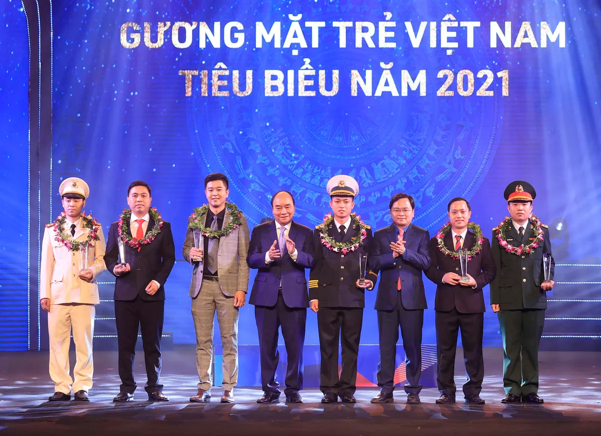 Chủ tịch nước dự Lễ trao Giải thưởng Gương mặt trẻ Việt Nam tiêu biểu năm 2021 - Ảnh 2.