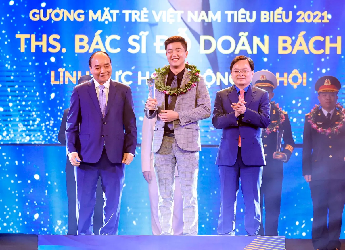 Chủ tịch nước dự Lễ trao Giải thưởng Gương mặt trẻ Việt Nam tiêu biểu năm 2021 - Ảnh 3.