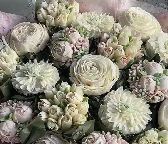 Biến những chiếc bánh kem thành bó hoa rực rỡ sắc màu - Ảnh 1.