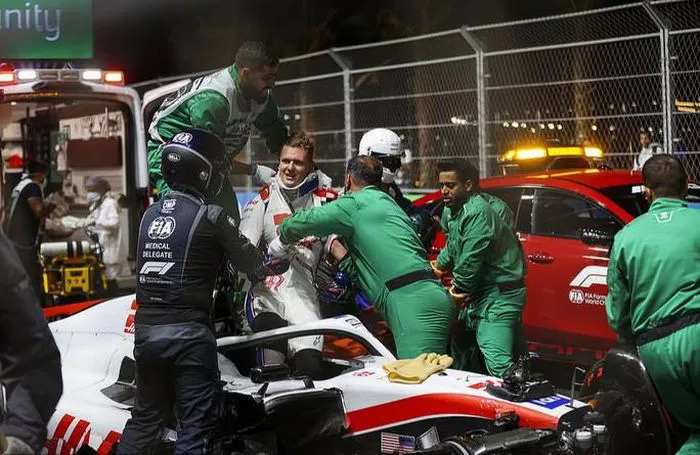 Con trai Michael Schumacher gặp tai nạn nghiêm trọng tại GP Ả-rập Xê-út - Ảnh 2. Con trai Michael Schumacher gặp tai nạn nghiêm trọng tại GP Ả-rập Xê-út - Ảnh 2.