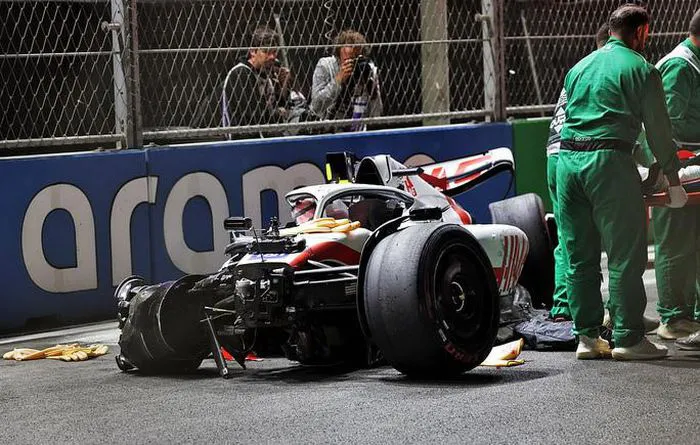 Con trai Michael Schumacher gặp tai nạn nghiêm trọng tại GP Ả-rập Xê-út - Ảnh 3. Con trai Michael Schumacher gặp tai nạn nghiêm trọng tại GP Ả-rập Xê-út - Ảnh 3.