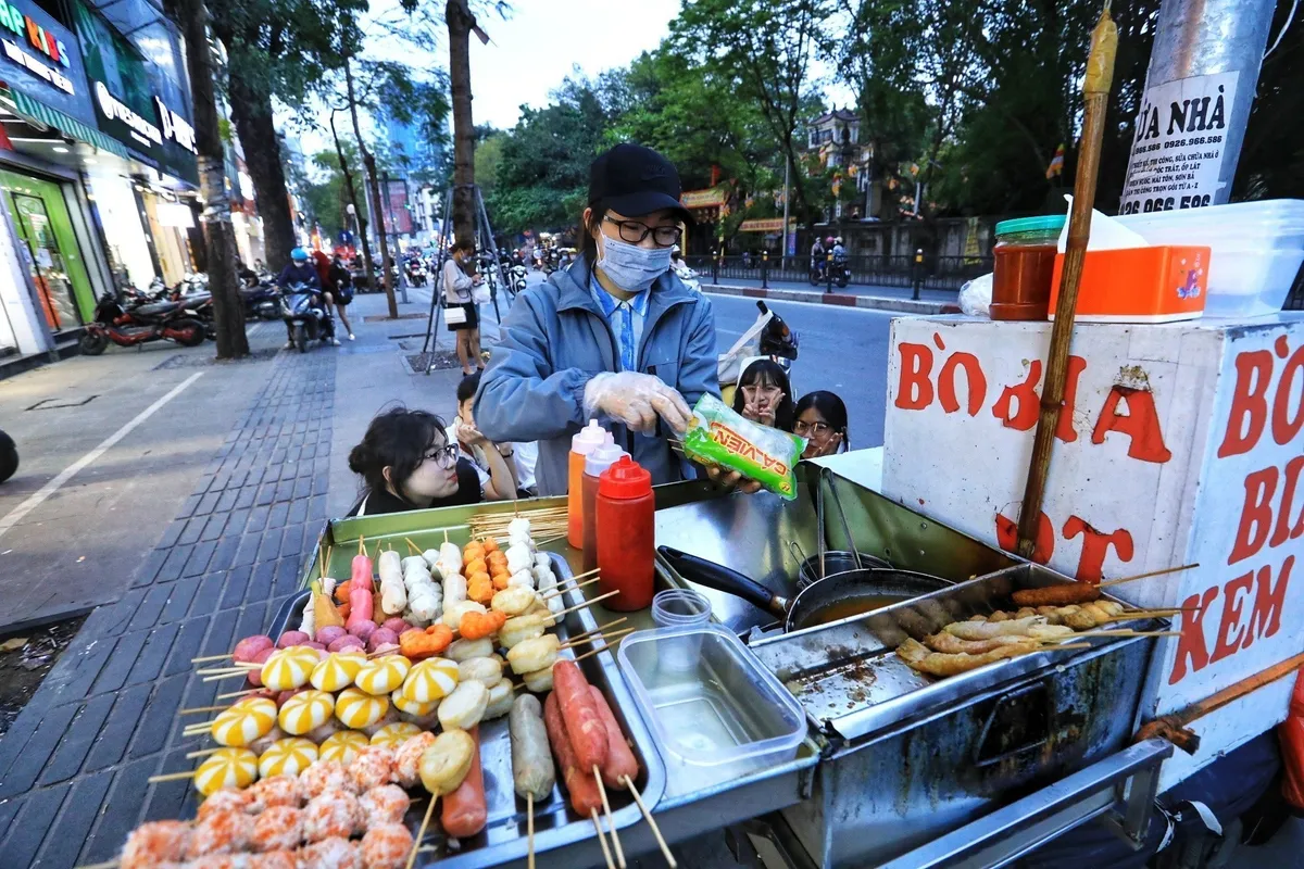 Hà Nội lại đông đúc, dần trở về trạng thái bình thường mới - Ảnh 6.