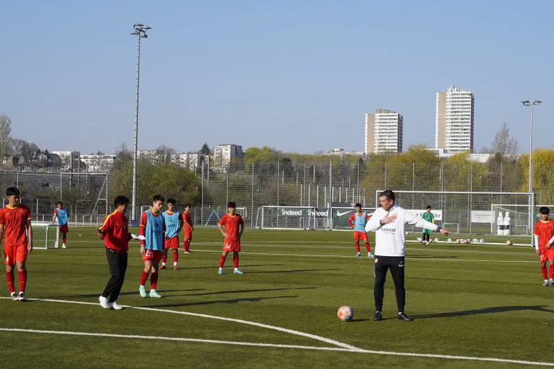 ĐT U17 Việt Nam có tập buổi đầu tiên tại Frankfurt - Ảnh 1. ĐT U17 Việt Nam có tập buổi đầu tiên tại Frankfurt - Ảnh 1.