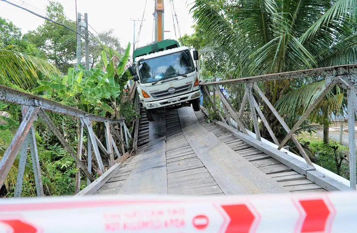 Xe rác đi nhầm đường làm sập cầu - Ảnh 1.