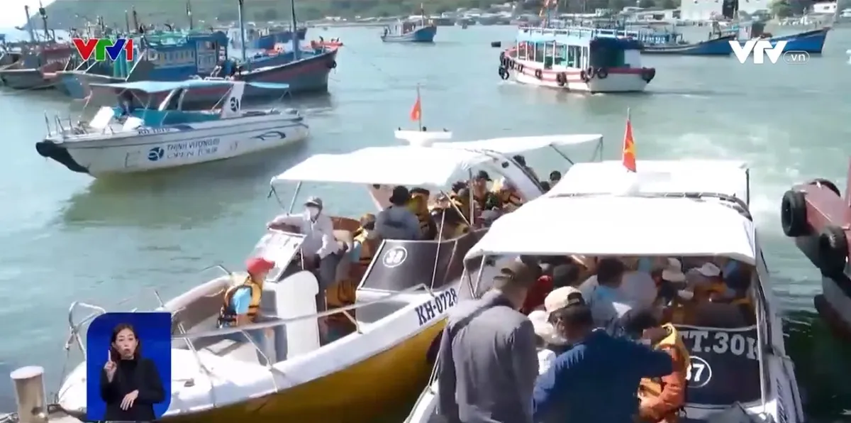 Nha Trang kiểm soát tàu chở du khách - Ảnh 1.