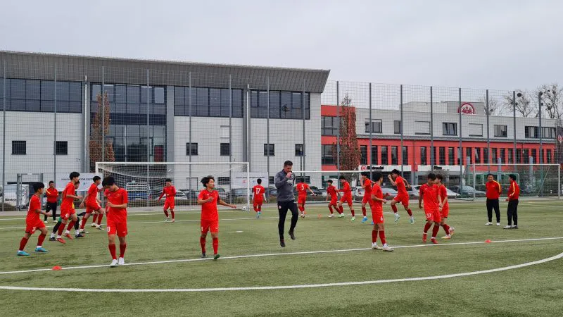 Đội tuyển U17 Việt Nam rèn bài tập đậm chất châu Âu, chuẩn bị đối đầu U16 Eintracht Frankfurt - Ảnh 1. Đội tuyển U17 Việt Nam rèn bài tập đậm chất châu Âu, chuẩn bị đối đầu U16 Eintracht Frankfurt - Ảnh 1.