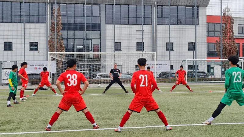 Đội tuyển U17 Việt Nam rèn bài tập đậm chất châu Âu, chuẩn bị đối đầu U16 Eintracht Frankfurt - Ảnh 5. Đội tuyển U17 Việt Nam rèn bài tập đậm chất châu Âu, chuẩn bị đối đầu U16 Eintracht Frankfurt - Ảnh 5.